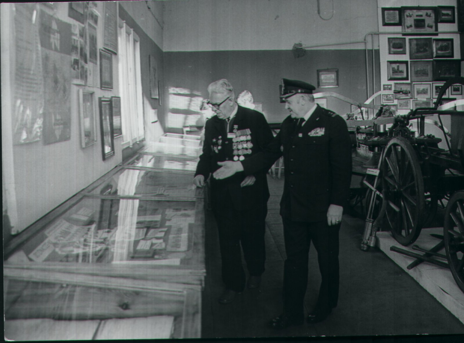 3 Dyrektor Chruzik opropwadza po ekspozycji na terenie pierwszej siedziby